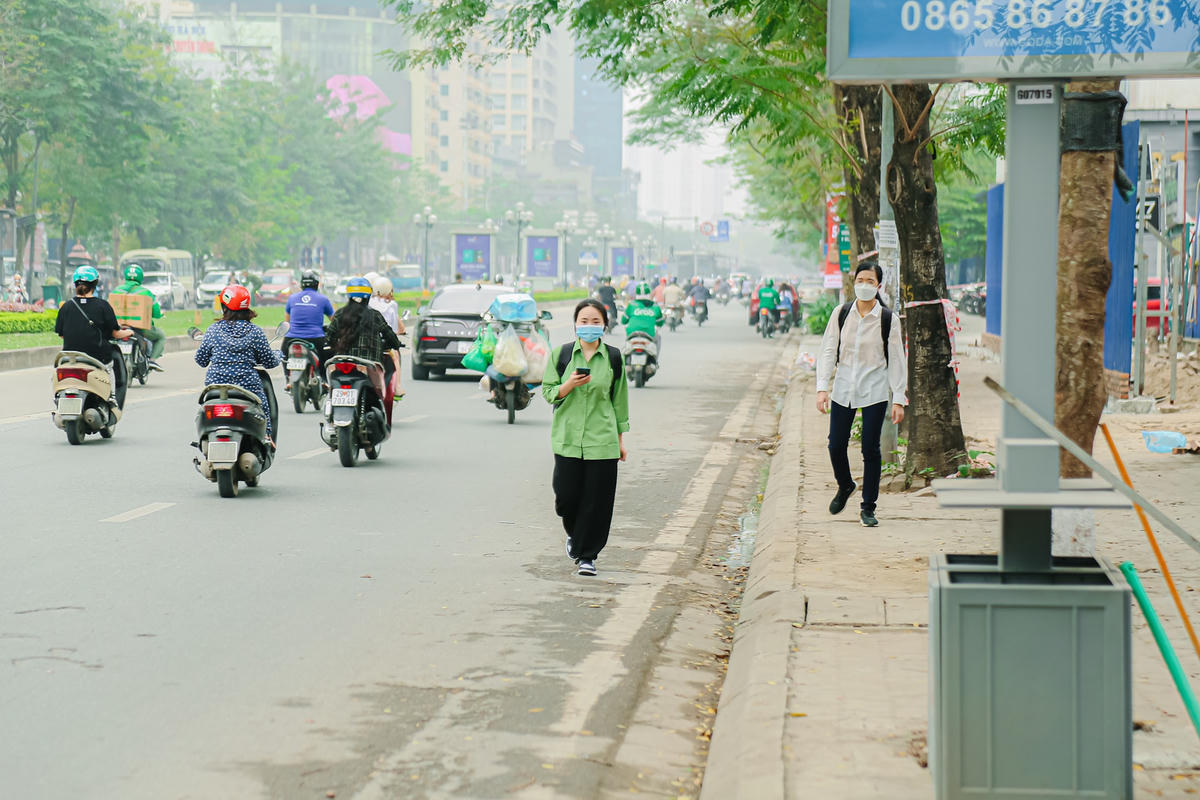 Chị Nguyễn Thu Uyên, người đón xe buýt tại tuyến đường này bức xúc cho biết: “Để có thể đến điểm xe buýt đi học, tôi thường xuyên phải qua đoạn vỉa hè này. Song, không biết gần 1 tuần nay, đoạn vỉa hè này bị rào chắn, người dân phải đi bộ xuống lòng đường".