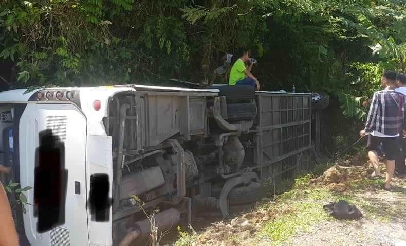 Chiếc xe ô tô khách 45 chỗ lật nghiêng bên đường.