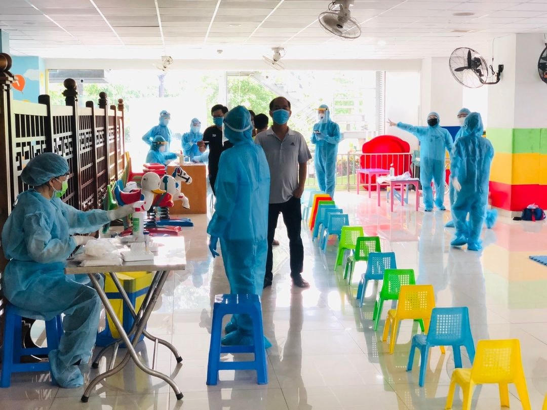 Lấy mẫu xét nghiệm tầm soát cho những trường hợp liên quan đến ca nhiễm Covid-19.