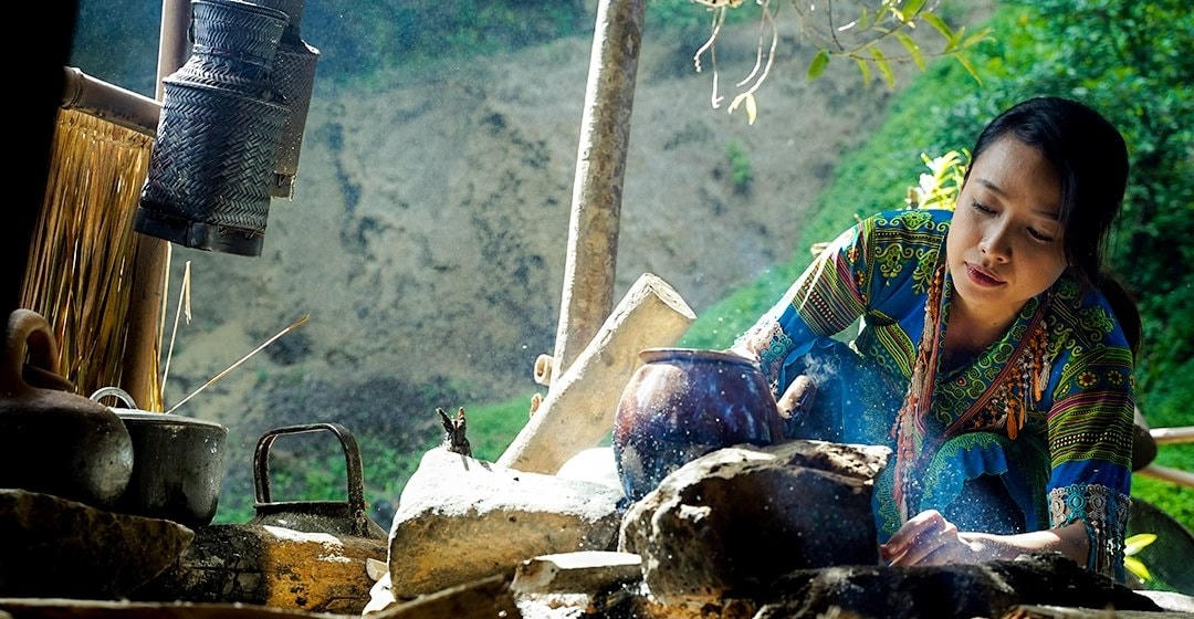 Lê Bê La đảm nhiệm vai Mẩy - cô gái trẻ có số phận bi kịch, phải trải qua nhiều biến cố.