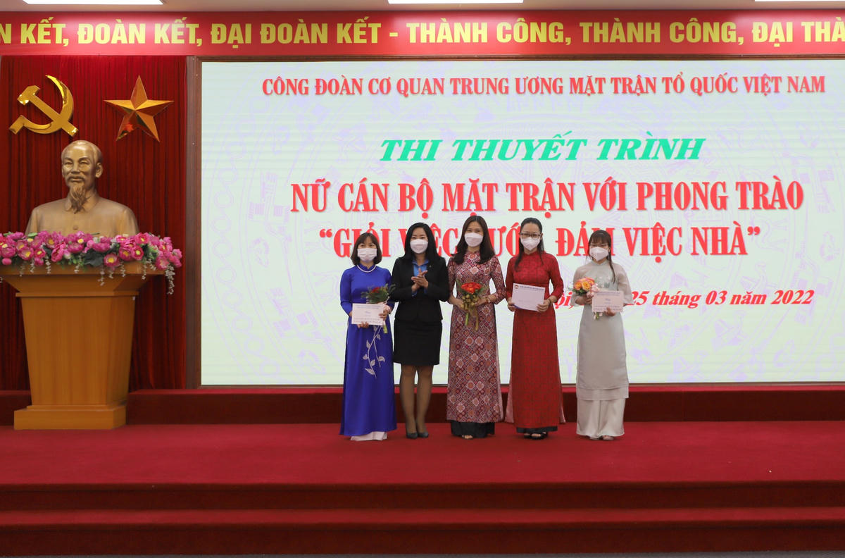 Ban Tổ chức trao Giải Ba cho Công đoàn các Ban, đơn vị.