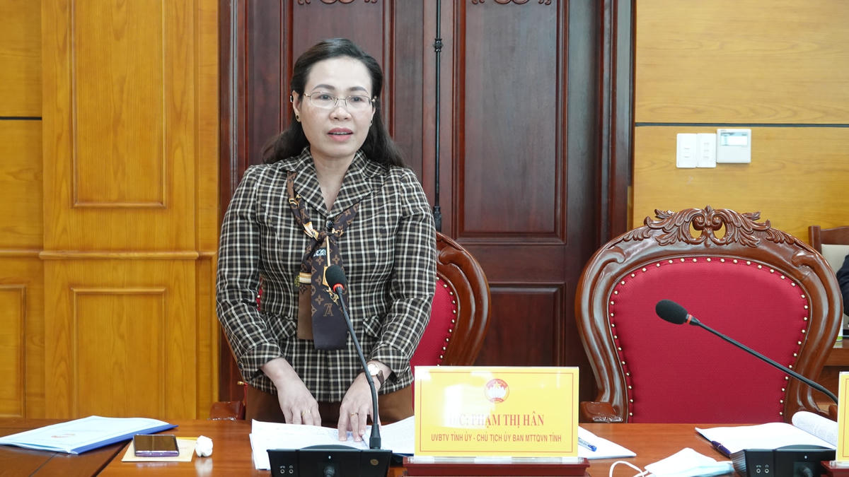 Bà Phạm Thị Hân, Chủ tịch Ủy ban MTTQ Việt Nam tỉnh Quảng Bình phát biểu tại buổi làm việc.