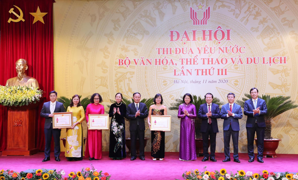 Phó Chủ tịch nước trao Huân chương Lao động hạng Nhất cho Tổng Cục Du lịch và Vụ Thư viện; Huân chương Lao động hạng Nhì cho Vụ Văn hóa dân tộc. Ảnh: Trần Huấn.