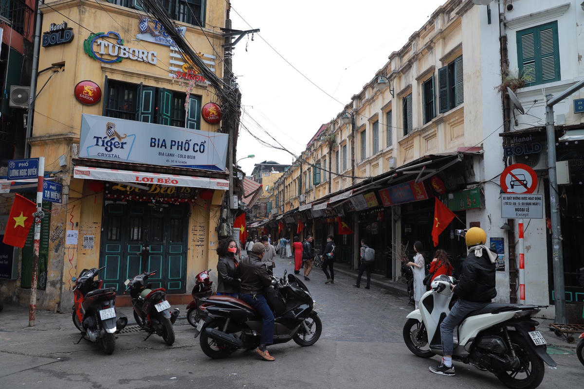 Phố cổ là nơi yêu thích của nhiều người để chụp ảnh trong những dịp hiếm có như ngày đầu năm.