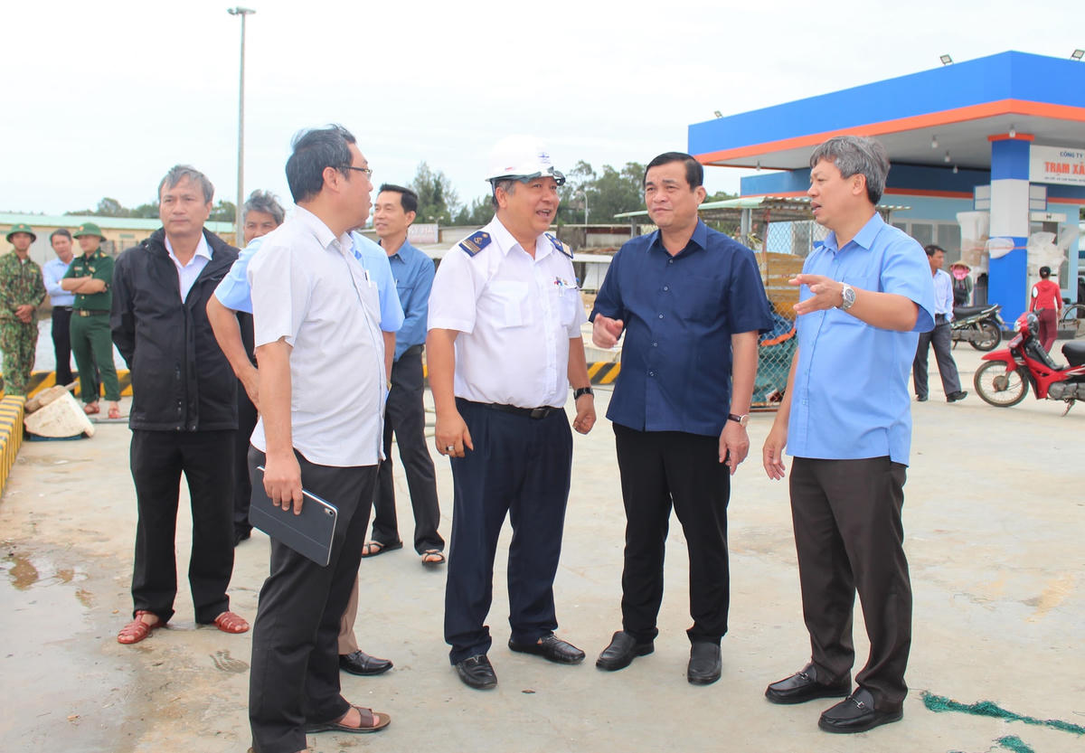 Ông Phan Việt Cường (thứ 2 từ phải qua) kiểm tra công tác phòng chống bão số 9.