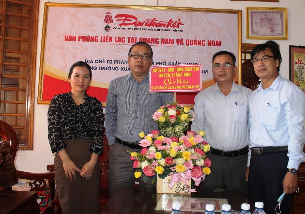 Lãnh đạo UBND huyện Thăng Bình chúc mừng Văn phòng Báo Đại Đoàn Kết.