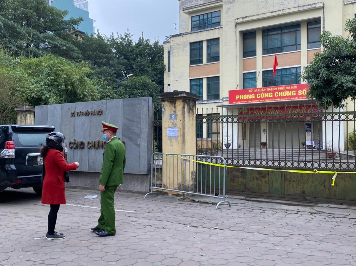 Lực lượng chức năng yêu cầu tất cả người dân không được vào khu vực đã bị phong toả. Ảnh: Lan Anh.
