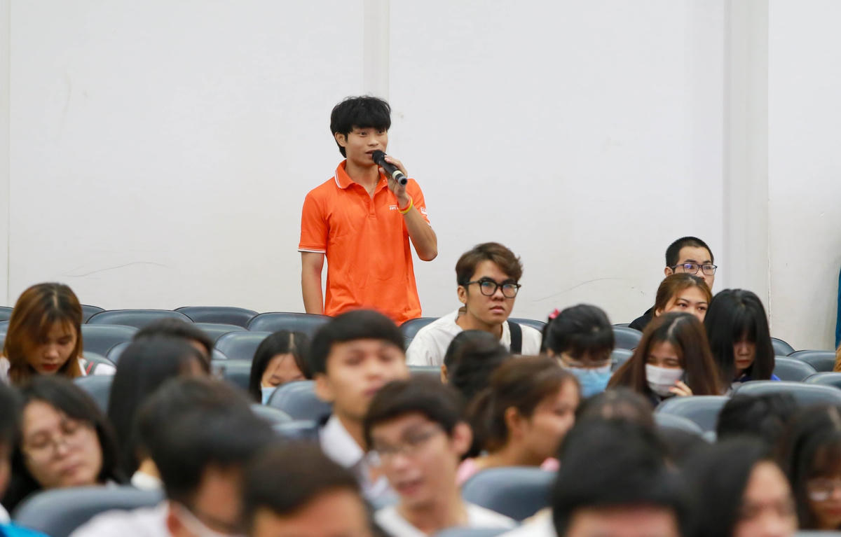 Một sinh viên đặt câu hỏi cho các diễn giả.