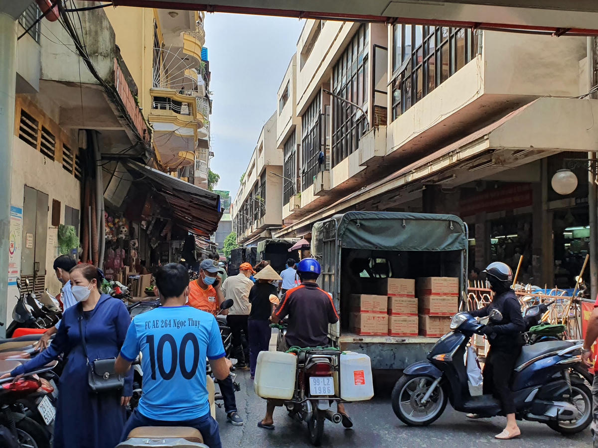 Hà Nội: Chợ dân sinh sôi động trở lại sau khi nới lỏng giãn cách