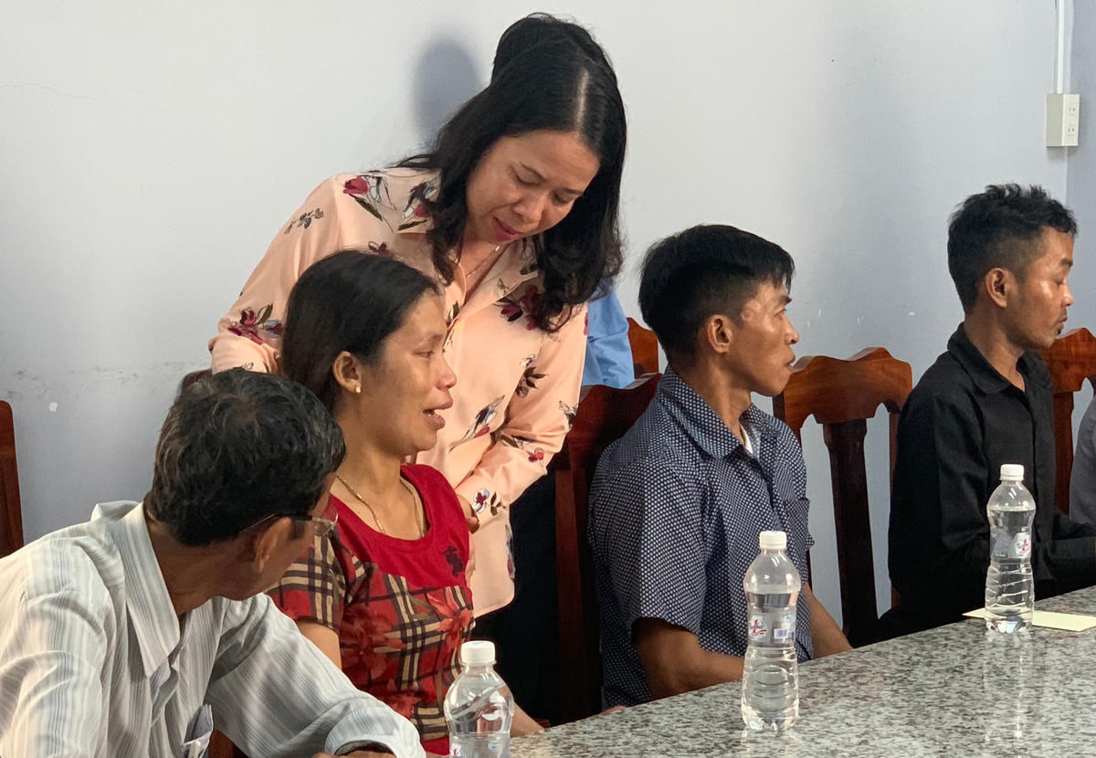 Bí thư Tỉnh uỷ động viên và hỗ trợ gia đình.