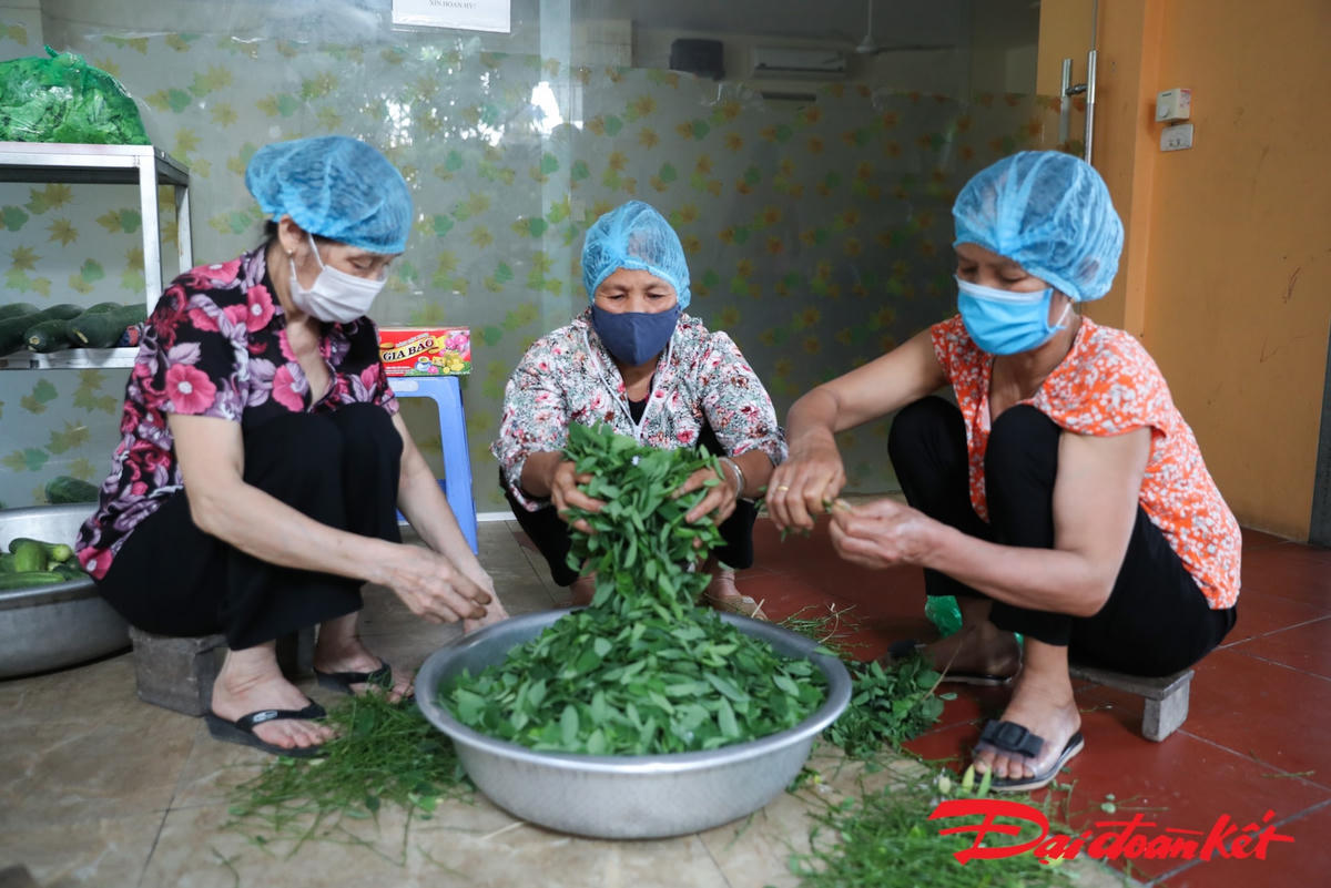 Hầu hết rau, củ, quả đều do các phật tự ủng hộ, đều được trồng tại nhà, thực phẩm sạch. Ảnh: Quang Vinh.