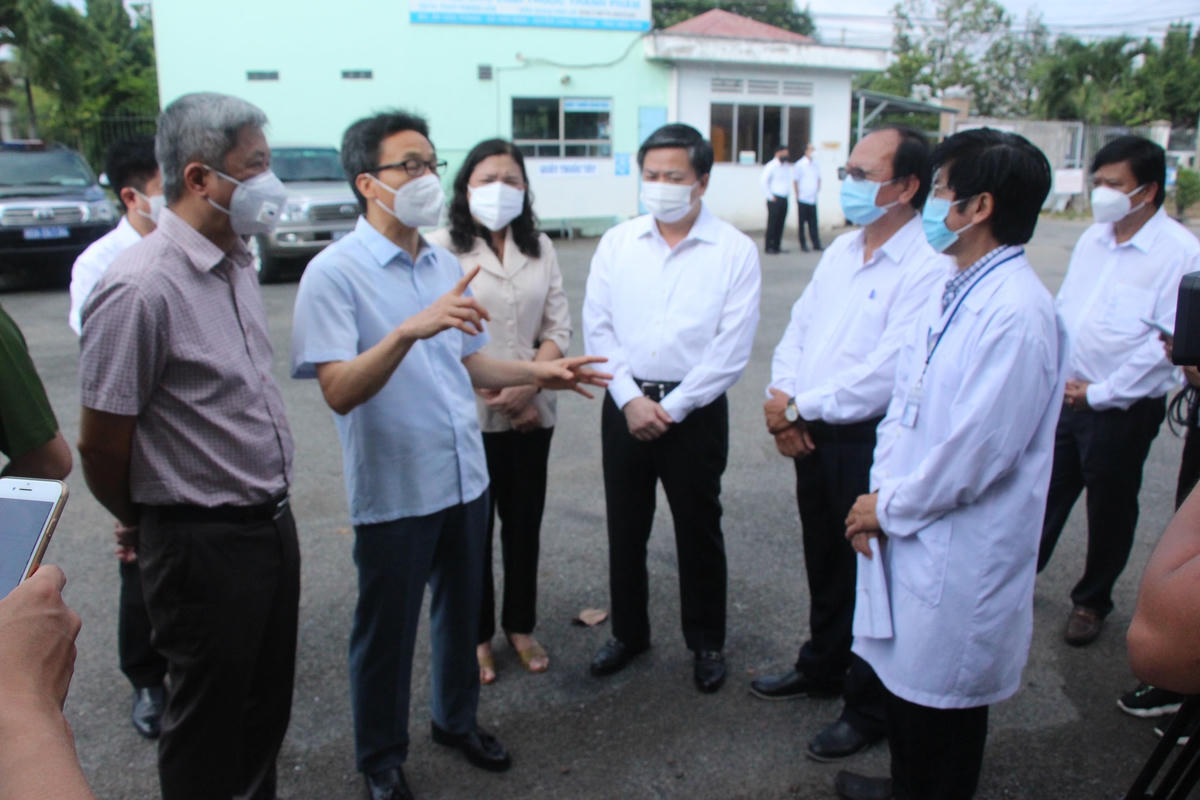 Phó Thủ tướng Vũ Đức Đam kiểm tra khu điều trị và khu cách ly F1 tại Bến Tre. Ảnh: Phúc Hậu.  