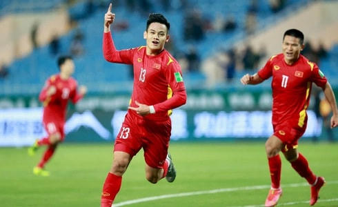Tấn Tài ăn mừng bàn mở tỉ số. Ảnh: Quang Vinh.