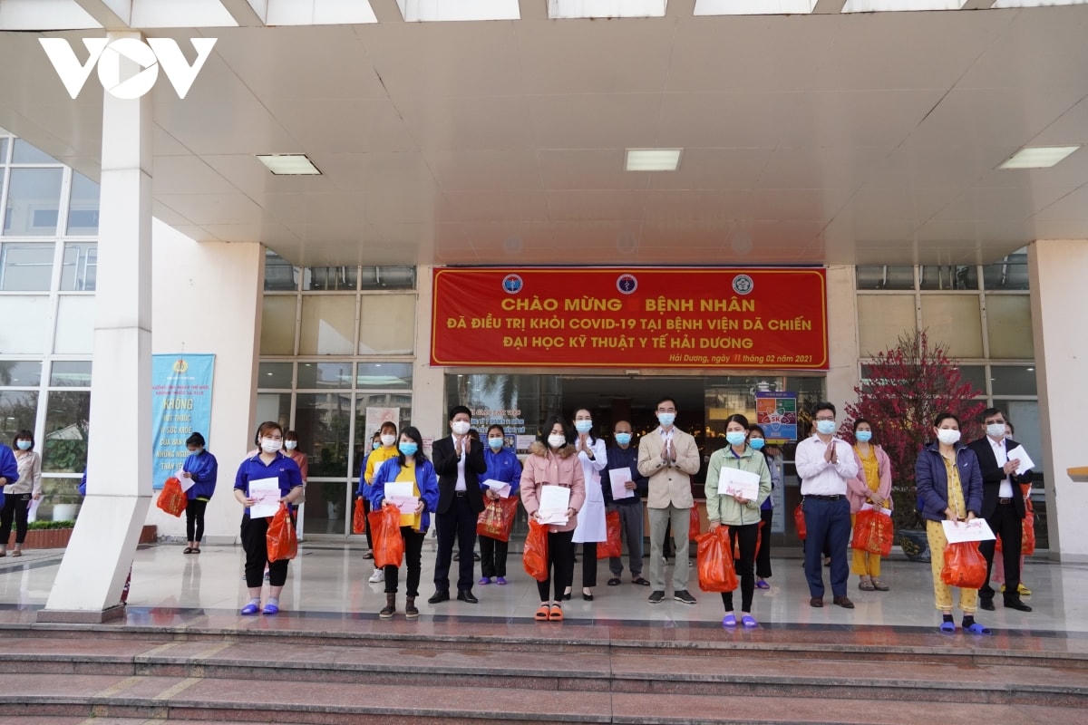 Các bệnh nhân được điều trị khỏi bệnh, ra viện là niềm động viên lớn đối với các y, bác sĩ, lực lượng y tế.