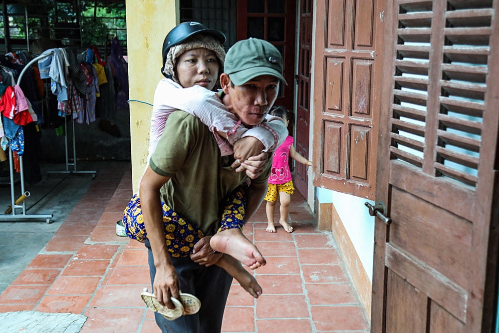 Vợ chồng chị Ngọc hàng ngày vẫn cõng nhau đi bán vé số.