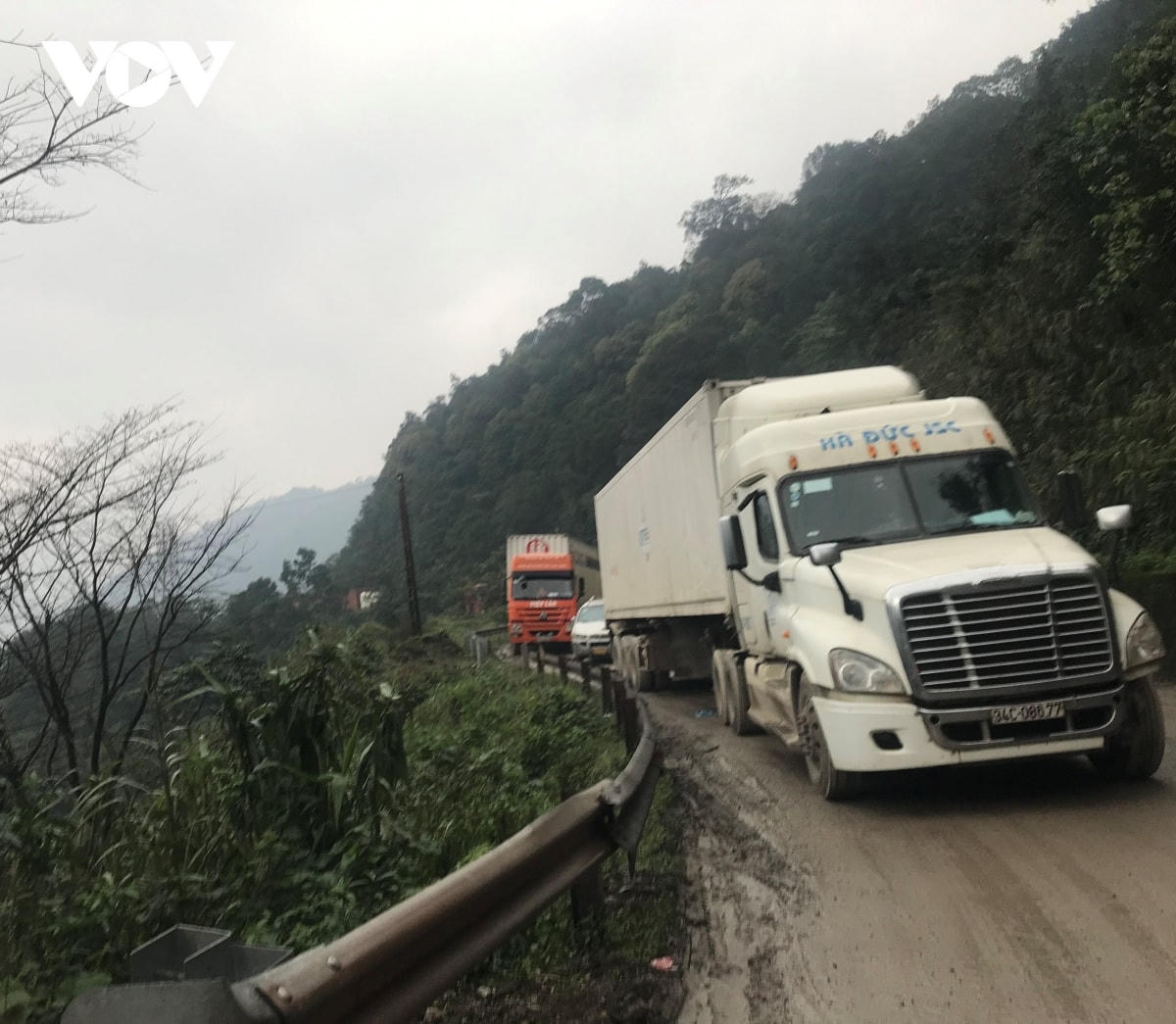 Do đường lên Cửa khẩu quốc tế Cầu treo xuống cấp, nhiều phương tiện phải nhích từng mét.  