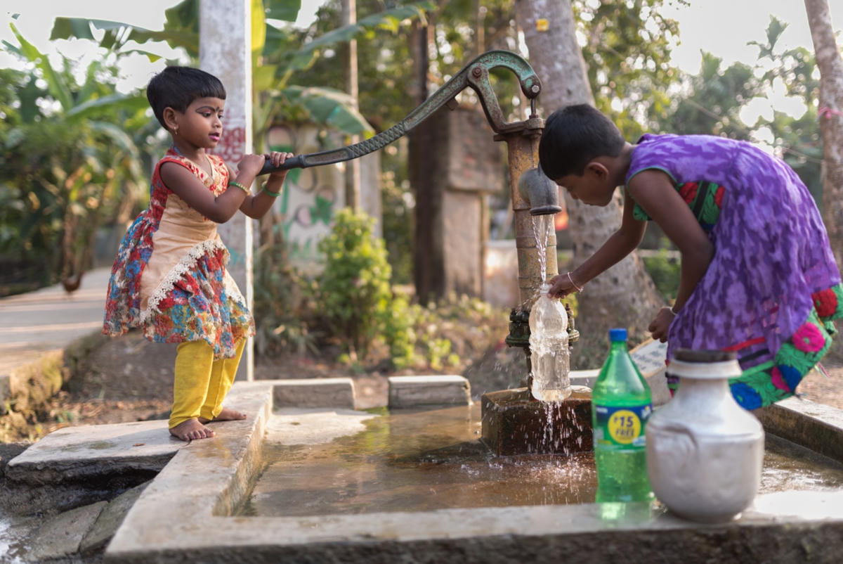 Các gia đình nghèo thường dồn tiền cho việc học hành của con trai và đám cưới cho con gái. Ảnh: Yahoo.