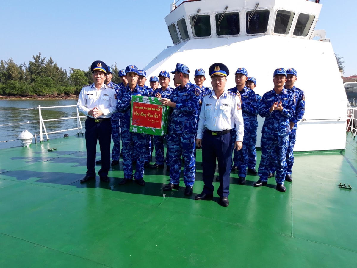 Đảng ủy, chỉ huy Hải đoàn 21 trao quà cho tàu đi làm nhiệm vụ.