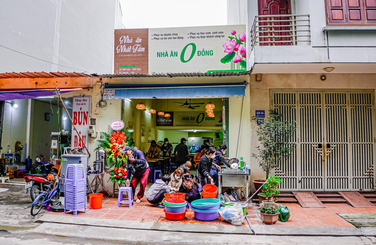 Quán ăn chay 0 đồng nằm trong ngõ 7 đường Lê Đức Thọ, được đưa vào hoạt động từ ngày 15/2. Mỗi ngày quán đều phục vụ 200 suất ăn chay 0 đồng miễn phí cho tất cả thực khách đến quán. 