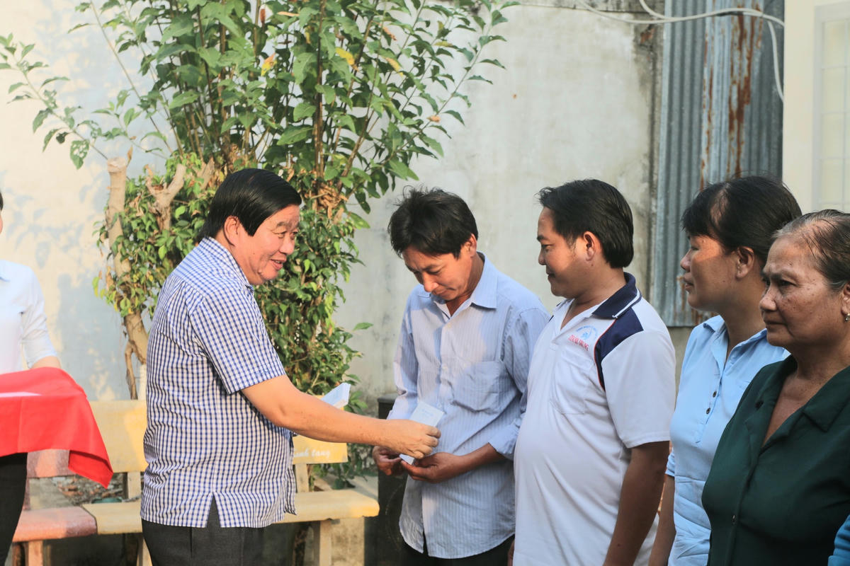 Ông Đỗ Minh Thắng, Chủ tịch UBND thị xã Giá Rai tặng quà cho các gia đình chính sách ở xã Phong Thạnh Tây.