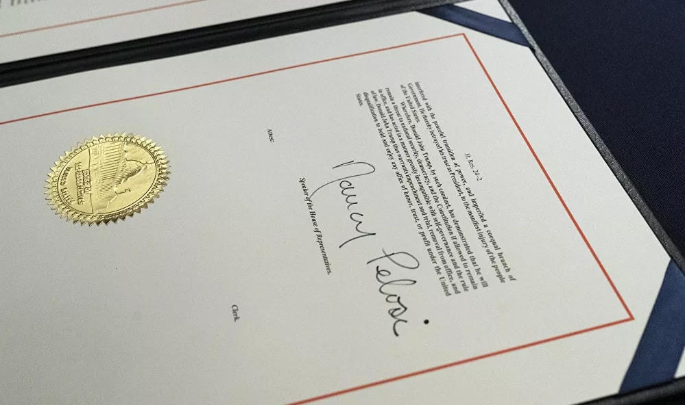 Chữ ký của Chủ tịch Hạ viện Nancy Pelosi trên bản nghị quyết luận tội Tổng thống Donald Trump.  