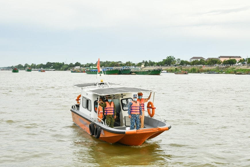 Tuần tra, kiểm soát, ngăn chặn xuất, nhập cảnh trái phép trên các tuyến sông biên giới.