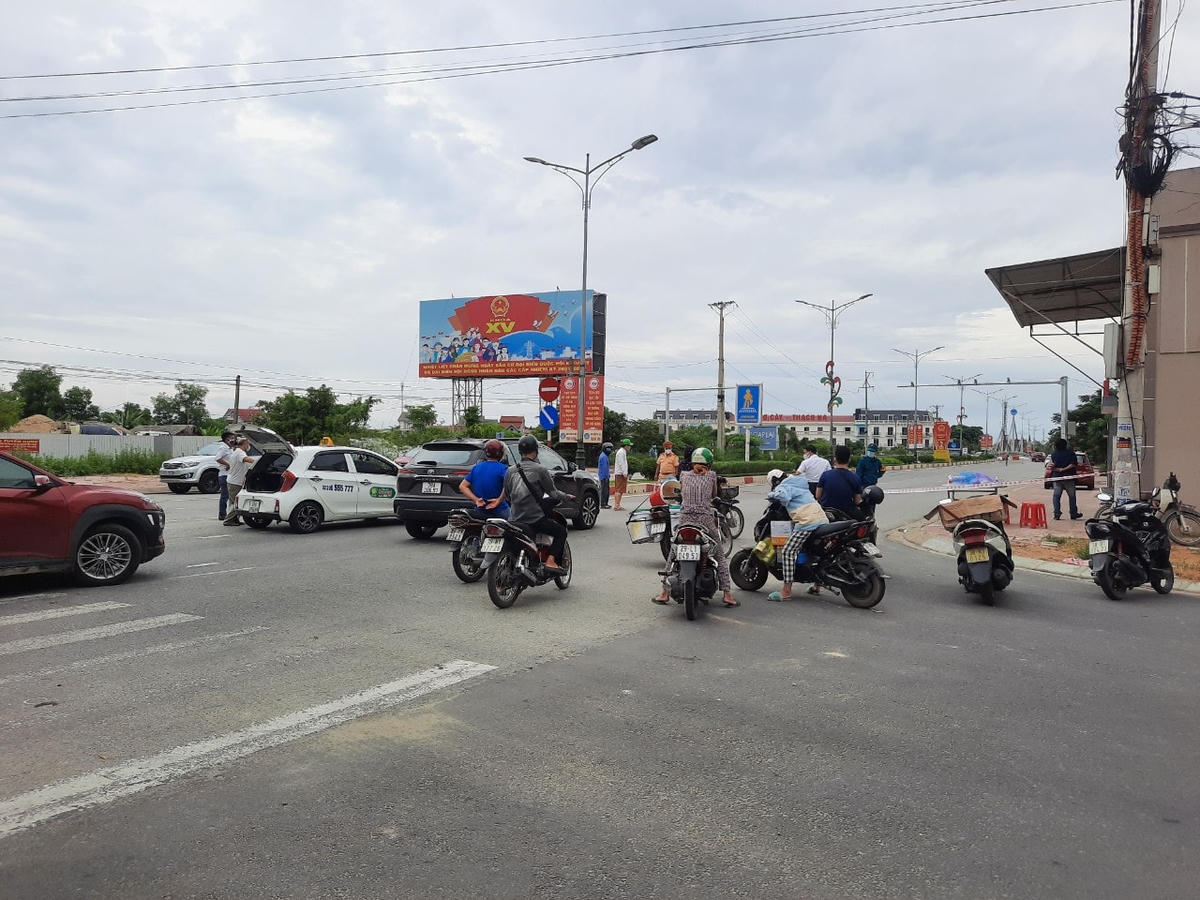 QL1A đoạn qua Cầu Cày - ngăn cách giữa thành phố Hà Tĩnh và huyện Thạch Hà.