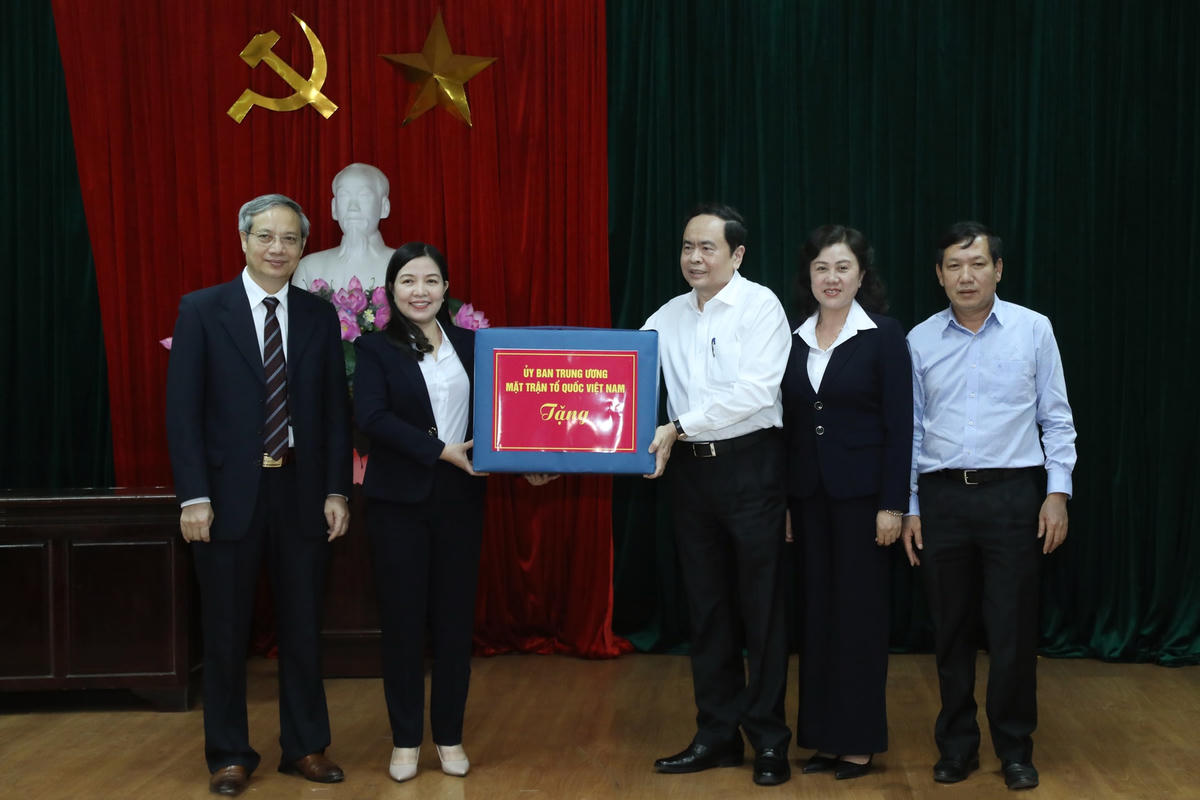 Chủ tịch Trần Thanh Mẫn trao quà ủng hộ đồng bào bị lũ lụt. Ảnh: Quang Vinh.