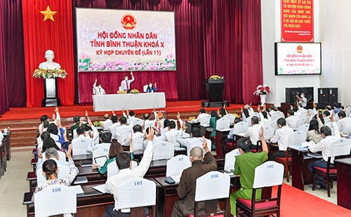 Các đại biểu bỏ phiếu kín và biểu quyết thông qua về nhân sự.