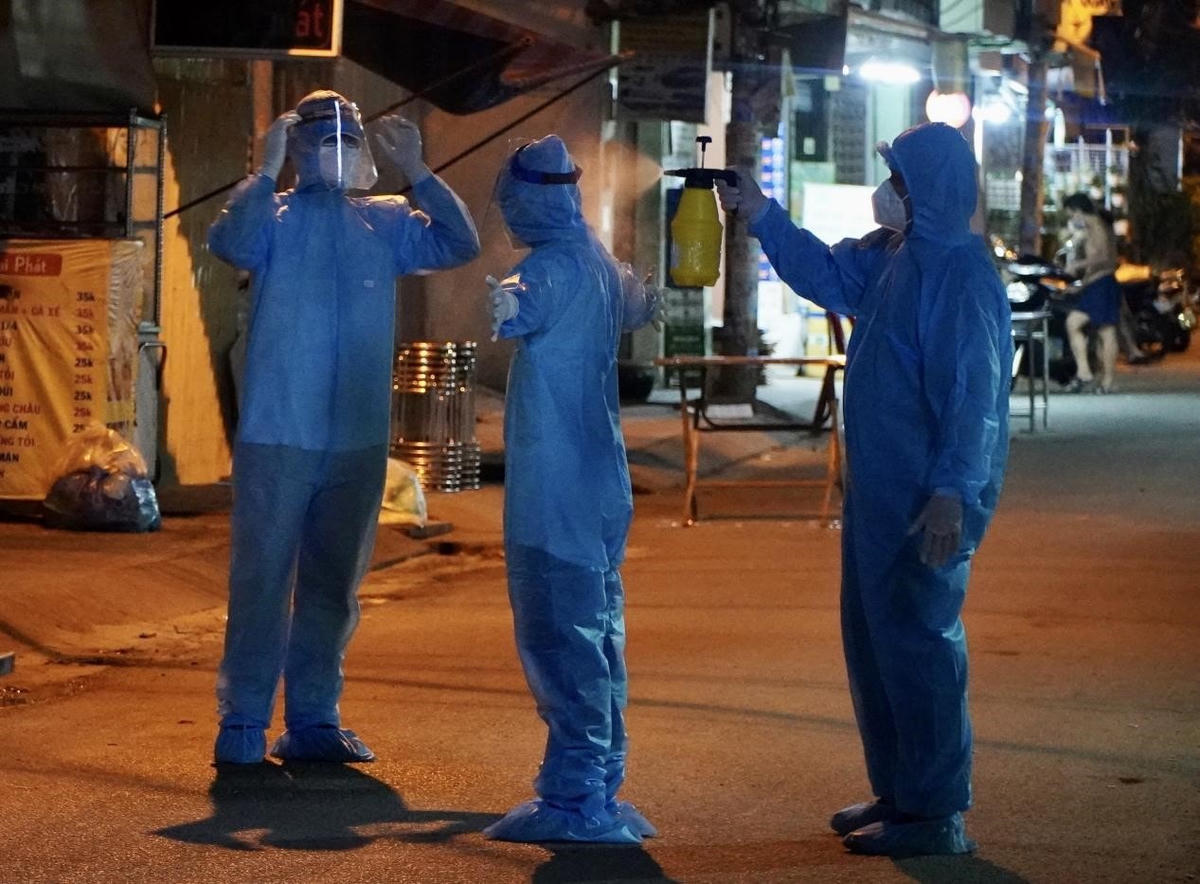 Nhiều quận - huyện thực hiện khoanh vùng và điều tra dịch tễ trong đêm