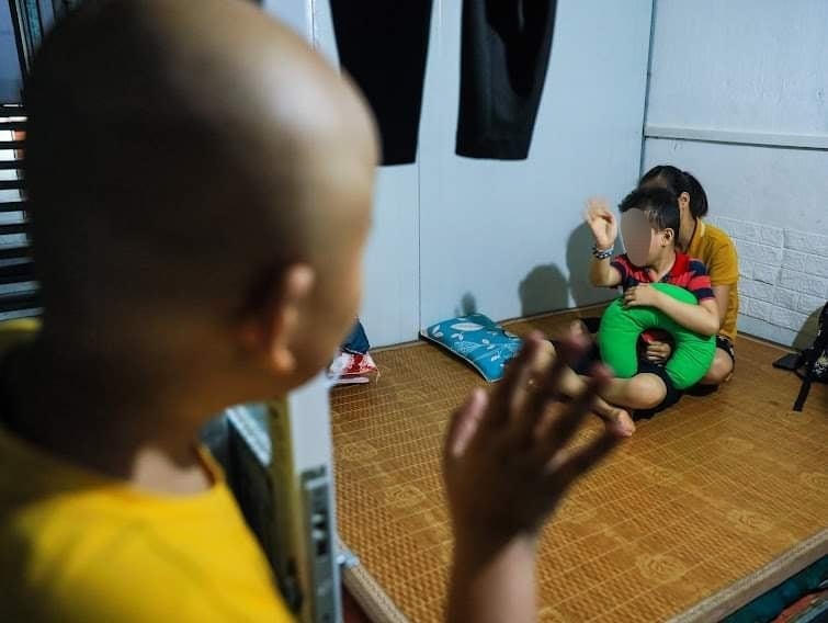 Hai mẹ con Nguyễn Việt Anh (quê ở Tuyên Quang) tại phòng trọ.
