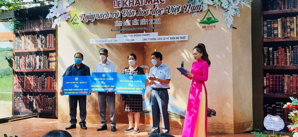Tặng sách tham khảo cho thư viện các trường học.
