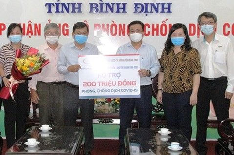  Đại diện Ngân hàng Nhà nước Việt Nam Chi nhánh Bình Định và Chi nhánh Ngân hàng TMCP Kiên Long Bình Định trao số tiền ủng hộ Quỹ phòng, chống dịch Covid-19 cho MTTQ tỉnh Bình Định.