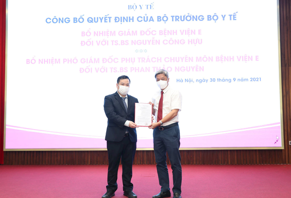 TS.BS Phan Thảo Nguyên nhận quyết định ở cương vị mới.  