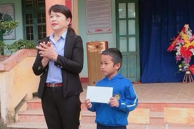 Lãnh đạo nhà trường biểu dương em Doanh vì hành động không tham của rơi.  