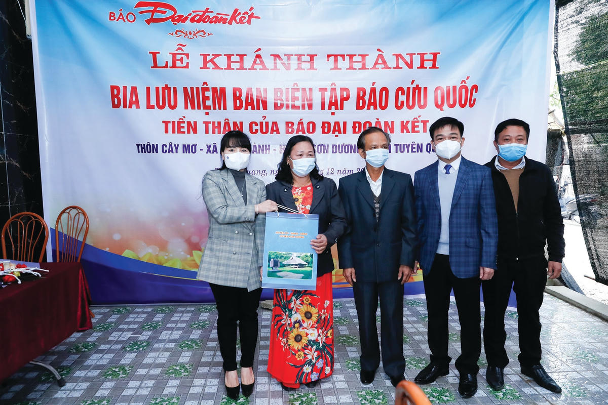 Chủ tịch Ủy ban MTTQ Việt Nam tỉnh Tuyên Quang Nguyễn Hưng Vượng, Bí thư huyện ủy Sơn Dương Nguyễn Thị Thanh Huyền tặng quà gia đình ông Ma Văn Bằng, chủ nhân của mảnh vườn nơi đặt tấm bia Ban Biên tập Báo Cứu Quốc 1947.