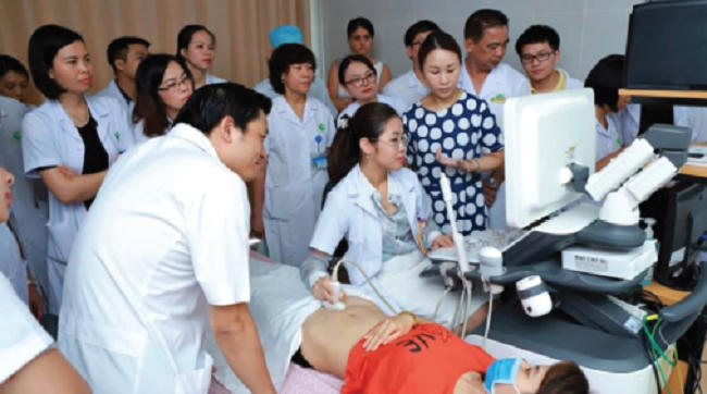 Bác sĩ Nguyễn Duy Ánh thăm khám bệnh cho bệnh nhân.