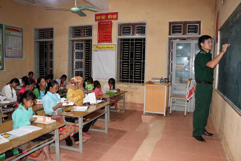 Giờ học tại lớp học xóa mù chữ bản Huổi Pá, xã Mường Lạn, huyện Sốp Cộp. (Ảnh: Hữu Quyết/TTXVN).