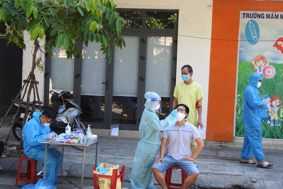 Xét nghiệm Covid-19 trên diện rộng tại các khu dân cư ở Đà Nẵng. Ảnh: Bình Nguyên.