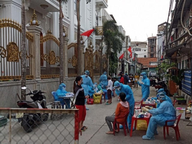 Nhóm trẻ của trường Mầm non Hoa Phượng Đỏ được cơ quan y tế lấy mẫu xét nghiệm SARS-CoV-2.