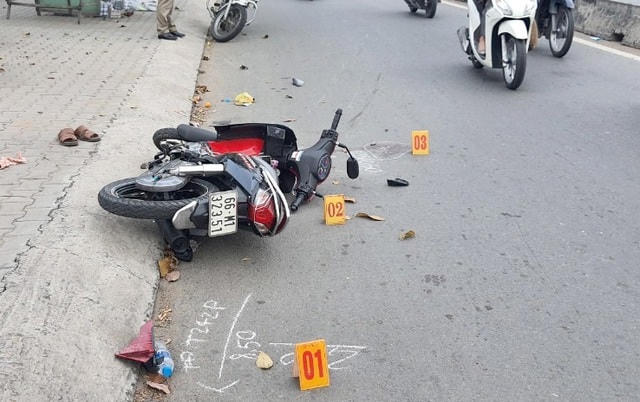 Xe máy của vợ chồng ông H. tại hiện trường.