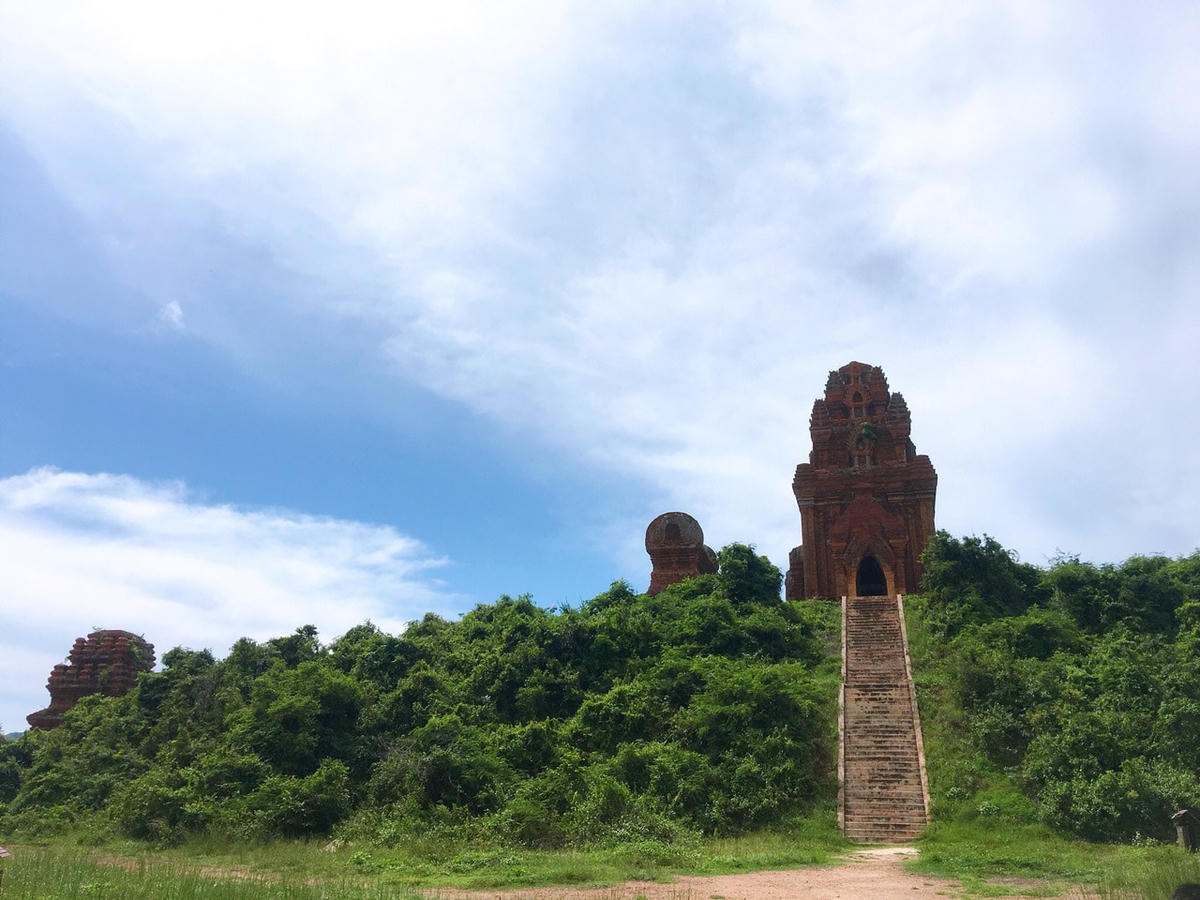 Cụm di tích Tháp Bánh Ít.