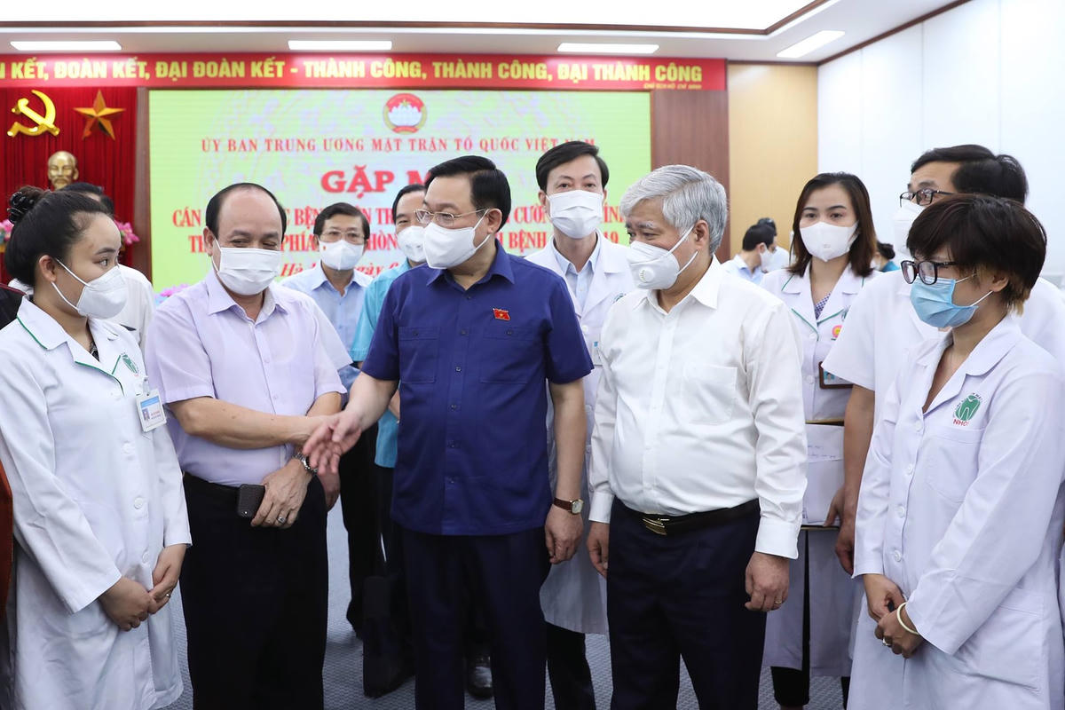 Chủ tịch Quốc hội Vương Đình Huệ, Chủ tịch UBTƯ MTTQ Việt Nam Đỗ Văn Chiến trò chuyện, động viên các y, bác sĩ tại buổi gặp mặt. Ảnh: Quang Vinh. 