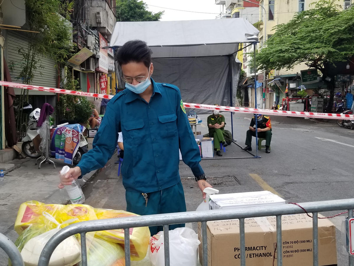 Và thực hiện sát khuẩn cho hàng tiếp tế...