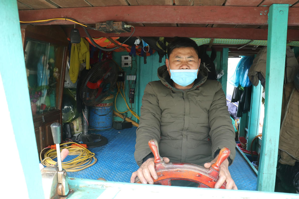 Ông Ngô Văn Khấn, 60 tuổi, trú phường Tân Lộc (TP Sầm Sơn), chủ tàu TH 3579 TS chia sẻ: Mỗi tháng, tàu của ông tiêu thụ khoảng 550 lít dầu, chủ yếu thực hiện các chuyến đánh bắt gần bờ trong khoảng 2 - 3 ngày. "Giá dầu tăng làm 'độn' chi phí mỗi chuyến tăng thêm. Hiện tại là đầu Xuân, tôm cá, hải sản bắt được rất ít. Hơn nữa, giá hải sản lại rẻ, cộng với việc trả công cho 2 người đi cùng nên chi phí cũng không dư ra được mấy. Ước tính, cứ mỗi chuyến đi, tôi chỉ kiếm về được khoảng 500.000đ. Do vậy, mỗi tháng chỉ thực hiện khoảng 5 - 7 chuyến để đánh bắt lấy cái để ăn, vừa kiếm thêm chút đỉnh tiêu dùng", ông Khấn giãi bày.