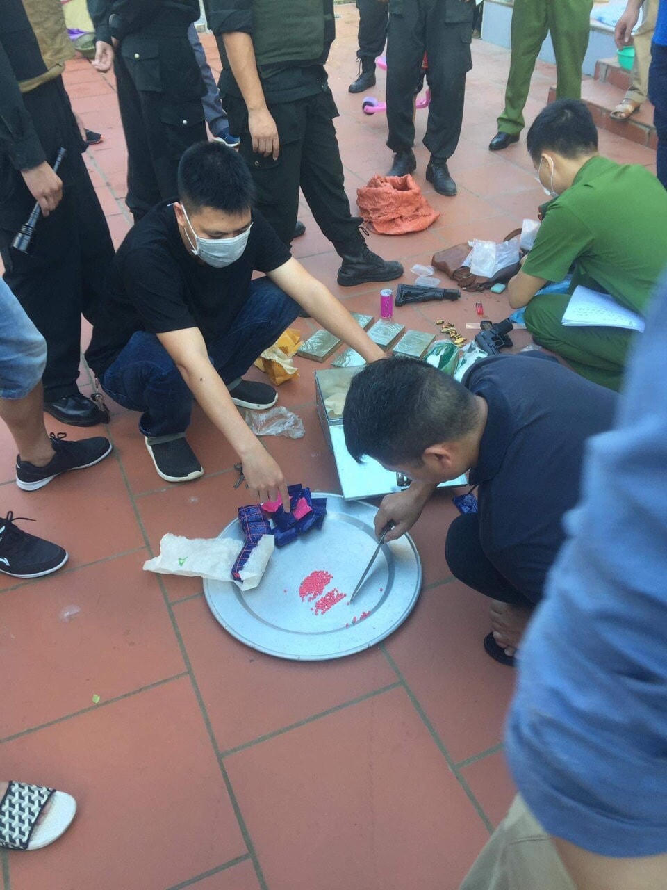 Cảnh sát phân loại, kiểm đếm số ma túy thu giữ.