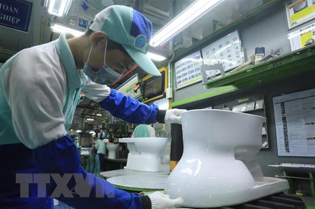 Công nhân làm việc tại Khu công nghiệp Thăng Long. (Ảnh: Lâm Khánh/TTXVN).