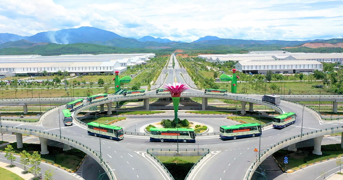 Đoàn xe Thaco lên đường đón bà con Quảng Nam ở TP Hồ Chí Minh về quê.