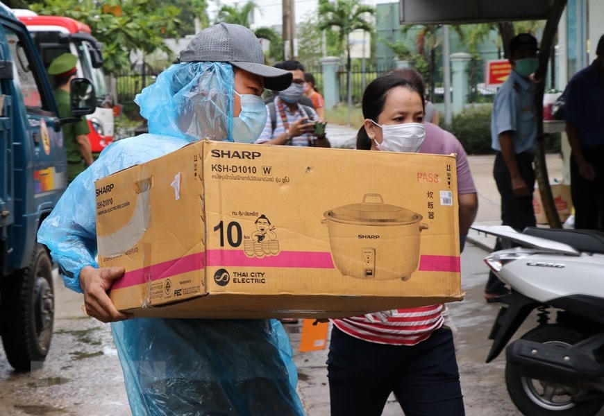 Số lượng lớn hàng hóa, vật dụng, lương thực, thực phẩm được tiếp tế liên tục cho bện viện dã chiến. (Ảnh: Quốc Dũng/TTXVN).  