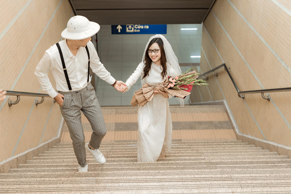 Chú rể tình tứ dẫn cô dâu lên chuyến tàu của kỷ niệm, thanh xuân. Ảnh: NVCC. 